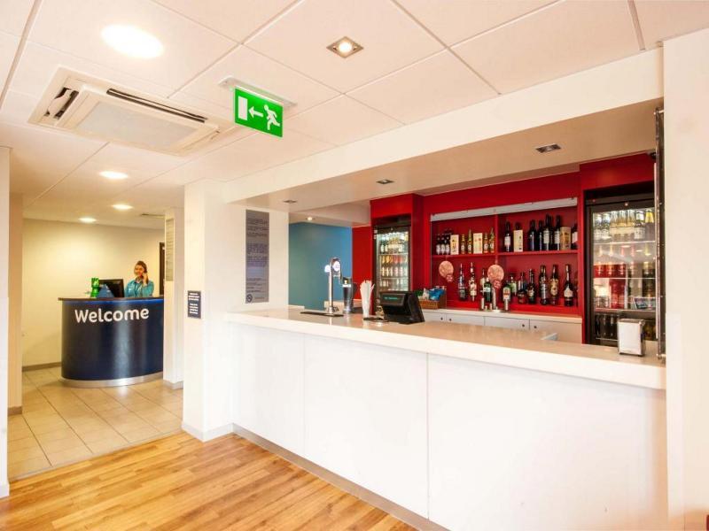 Travelodge London Teddington Exterior foto
