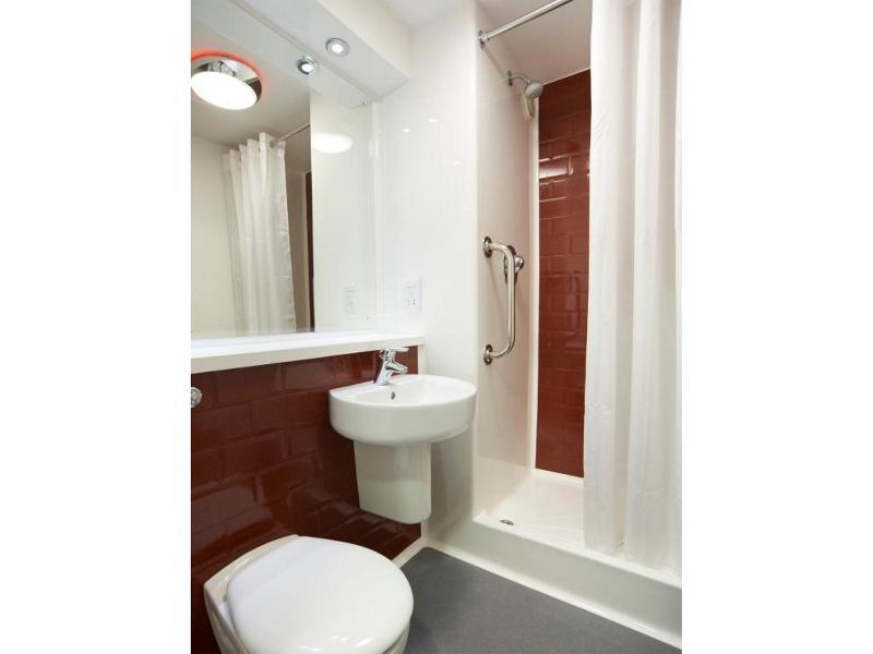 Travelodge London Teddington Exterior foto