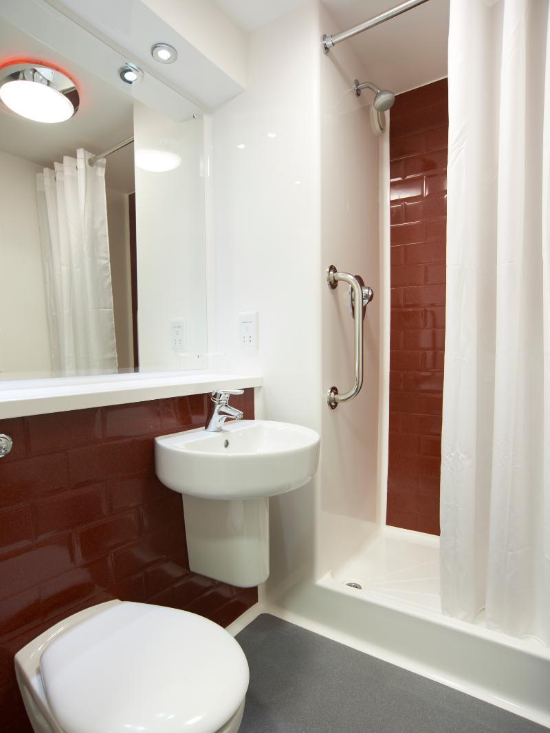 Travelodge London Teddington Exterior foto